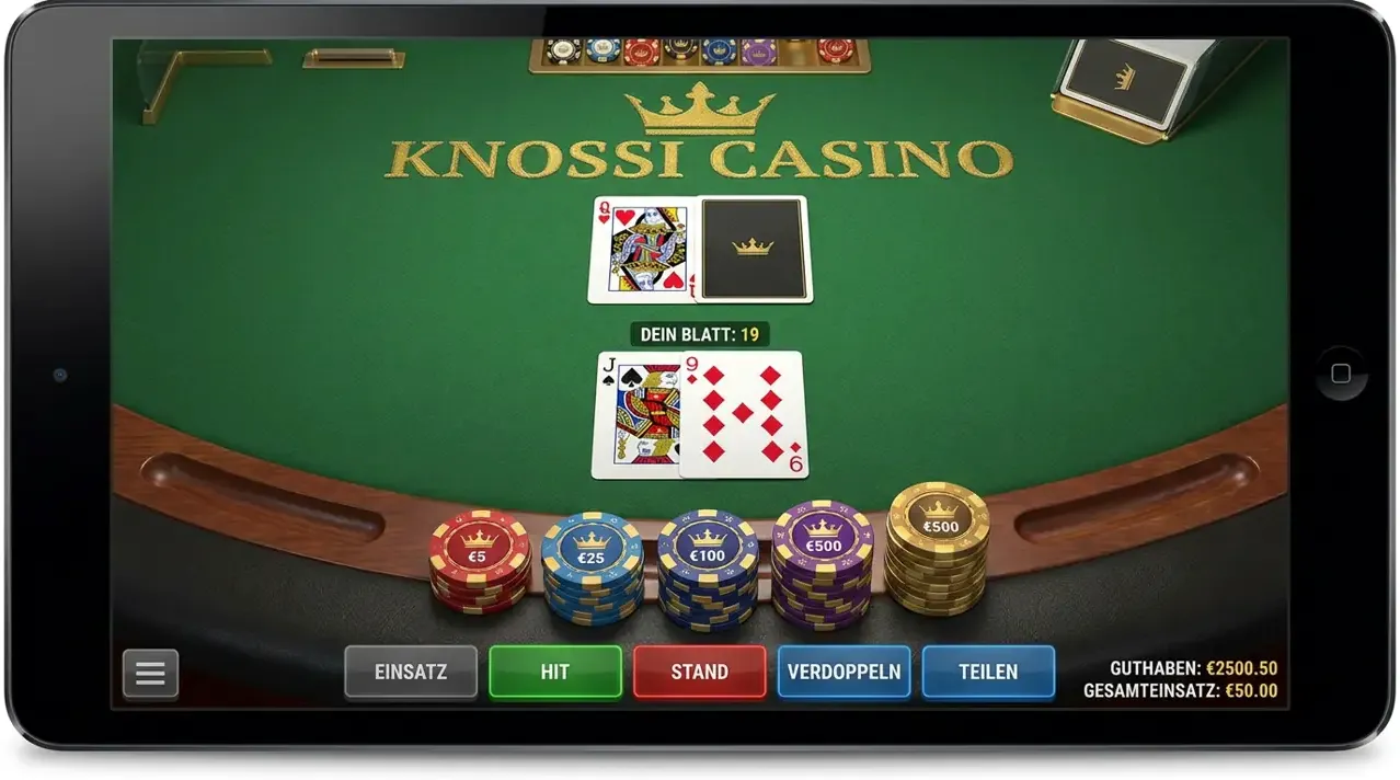 Digitale Blackjack-Karten und Jetons auf grünem Filz bei Knossi Casino.
